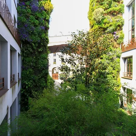 Apartment Spacious Apartment For 4 In Paris